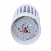 Elektrická žiarovka s lapačom hmyzu