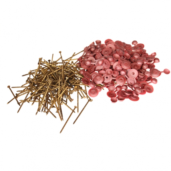 400 ks pozinkovaných klincov a plastových podložiek s viečkom var.2