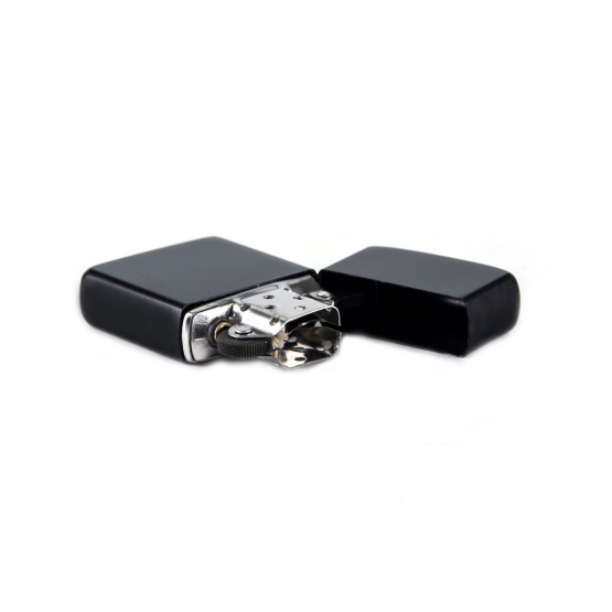 Benzínový zapaľovač čierny