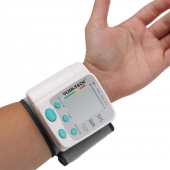 Digitálny merač krvného tlaku na zápästie